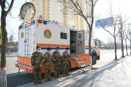 山西省人防辦信息保障中心值守人員肅立默哀，向英雄致敬、愿逝者安息